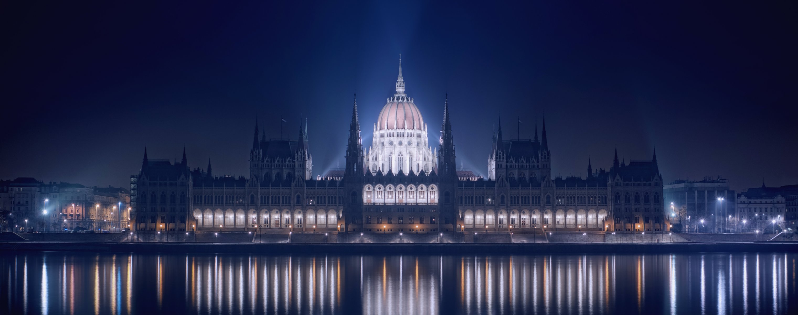 hongrie budapest nuit bâtiment parlement lumières rétro-éclairage promenade rivière danube réflexion