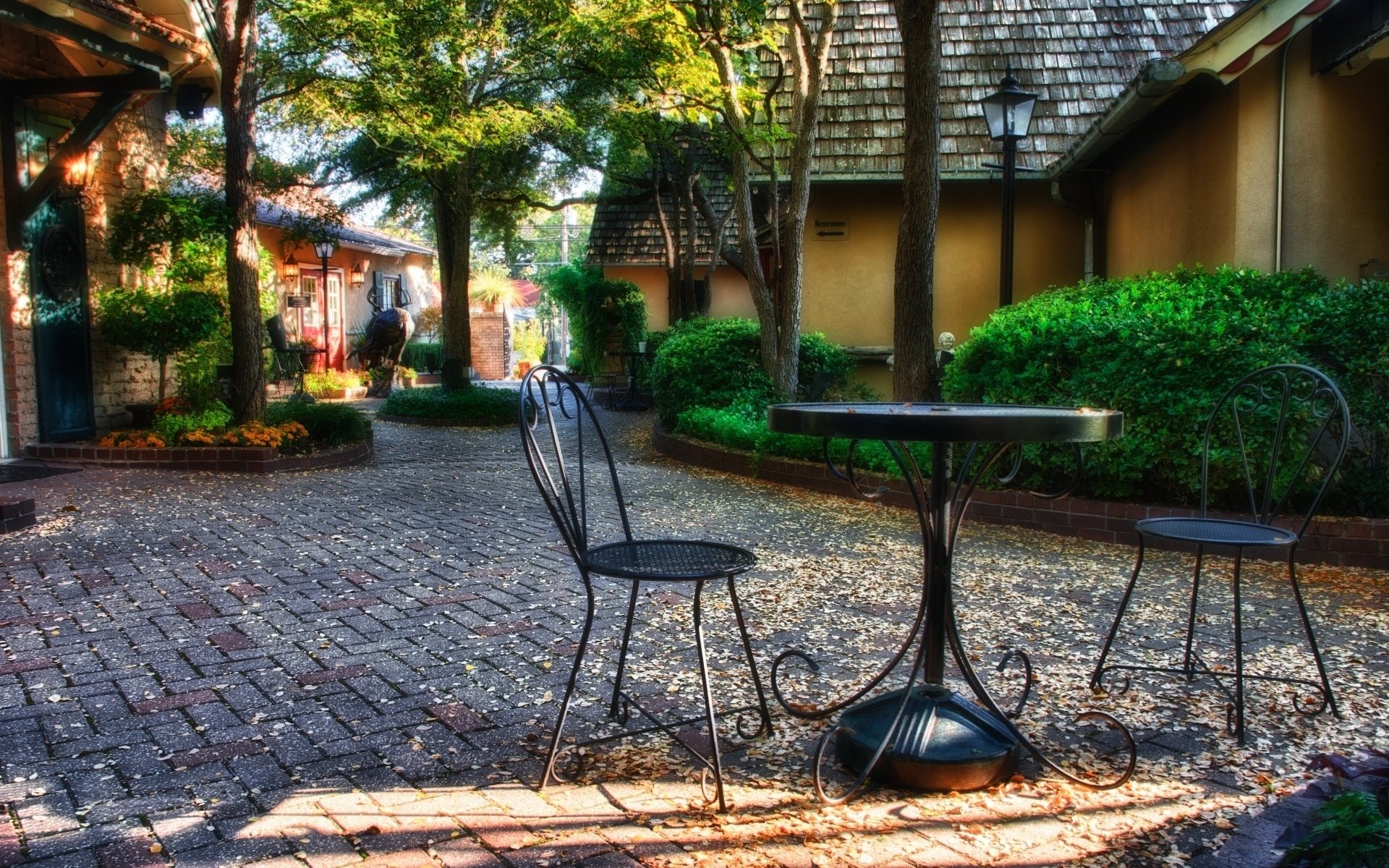 parc plantes sculptures maisons table chaises automne feuilles