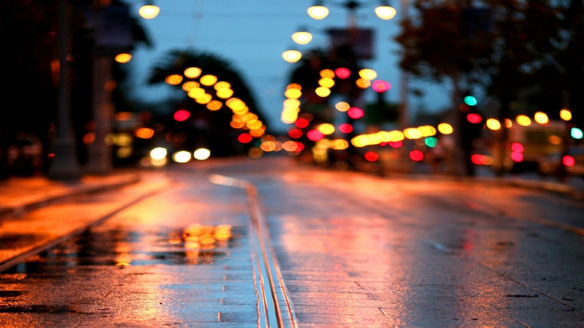 macro ciudad carretera charco mojado lluvia luces resplandor calle linternas papel pintado 1920x1080