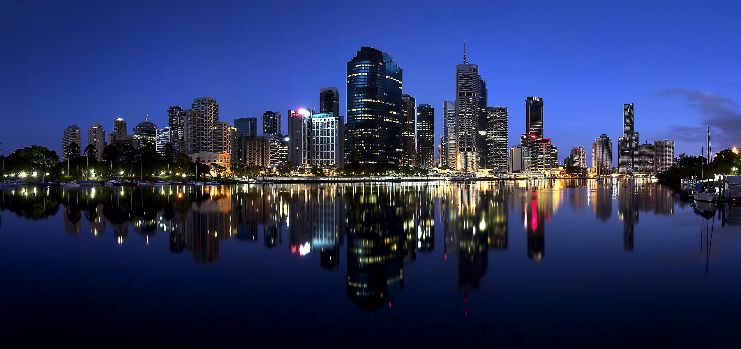 australien queensland brisbane city queensland brisbane nacht lichter hintergrundbeleuchtung metropole wolkenkratzer fluss reflexion