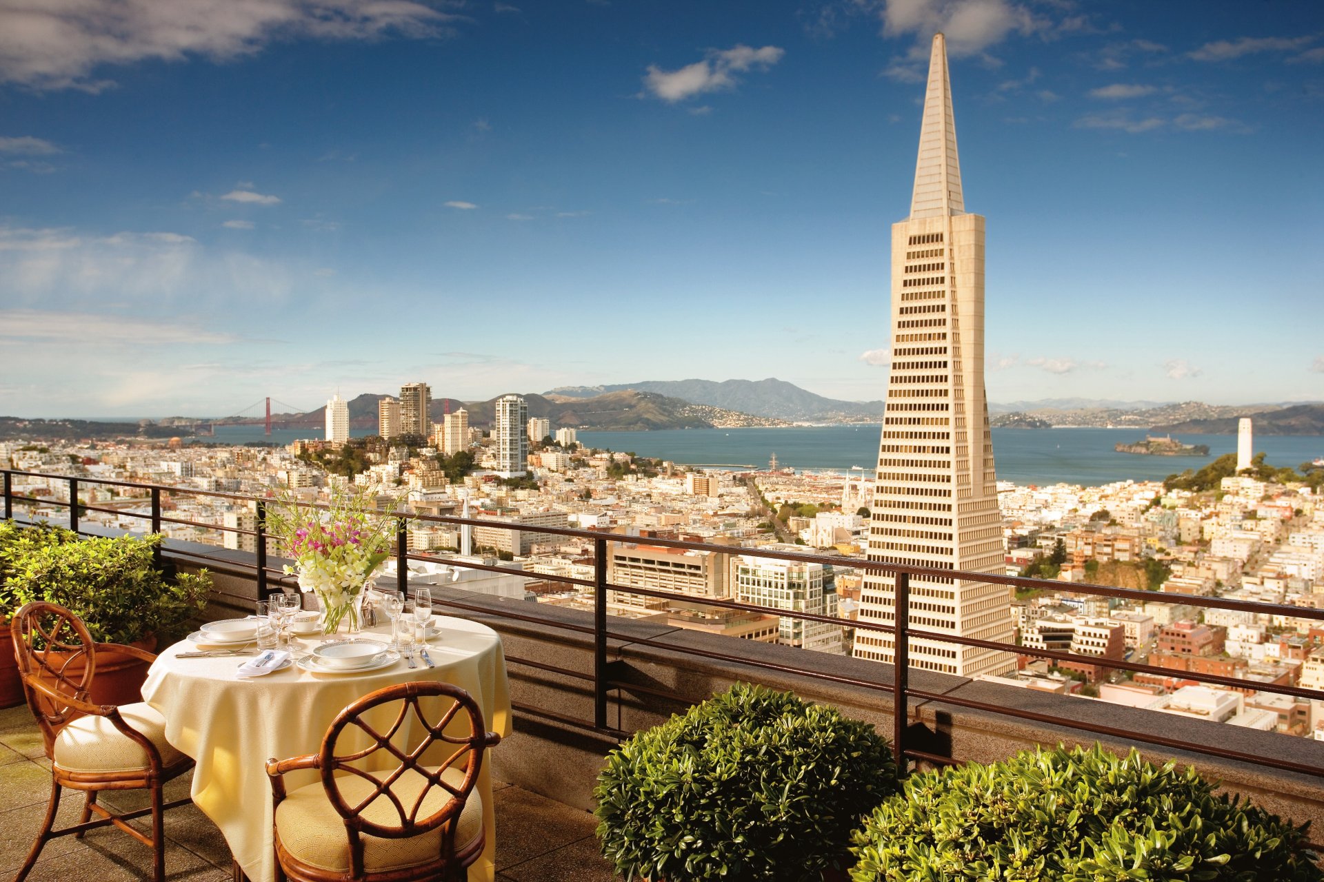 san francisco california stati uniti balcone tavolo sedie fiori