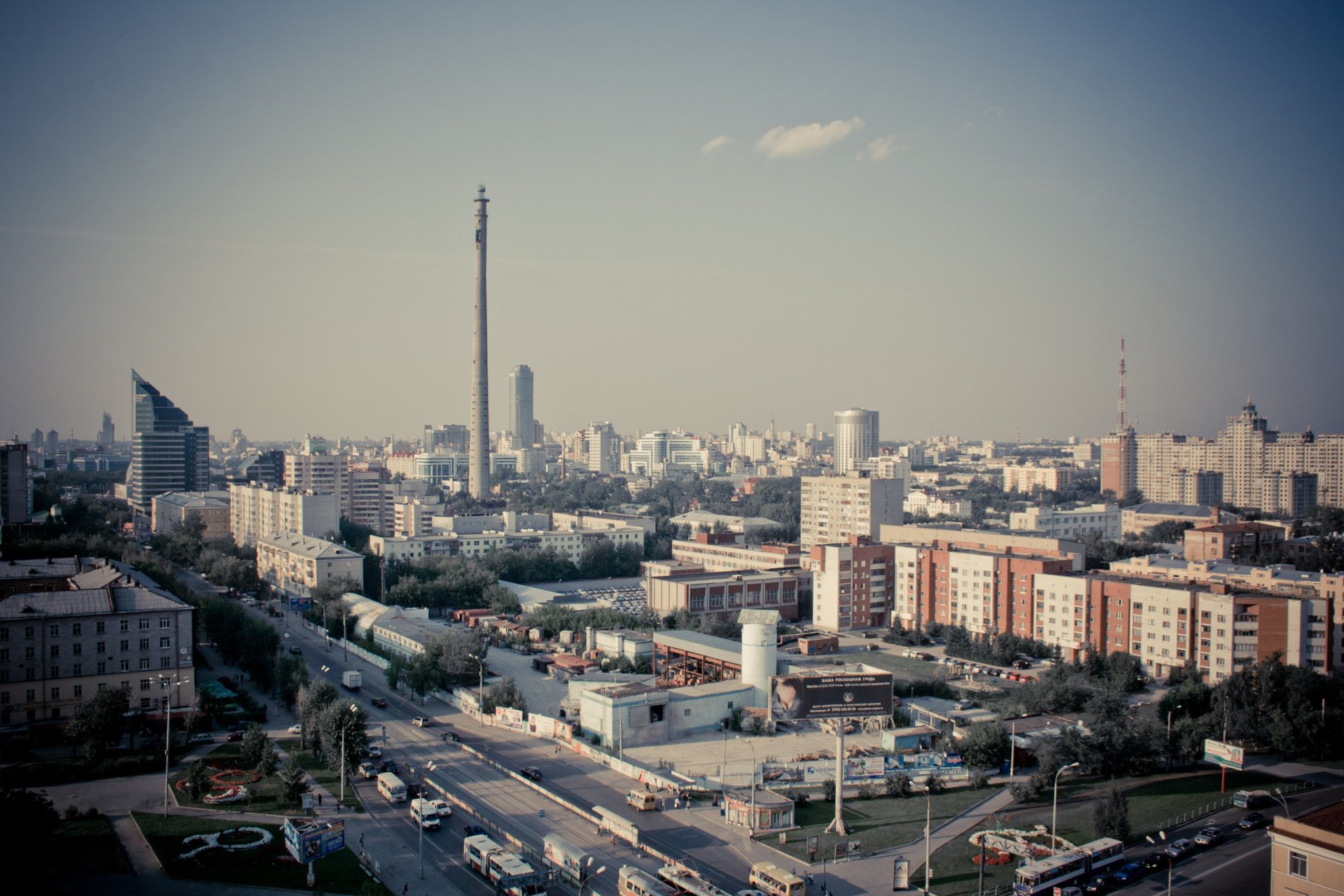 jekaterinburg panorama stadt straße häuser brücke turm russland metropole ural platz wolkenkratzer haus gebäude höhe dächer lichter hintergrundbeleuchtung glühen gebäude verwaltung hintergrundbilder foto paszka fedorov vidick