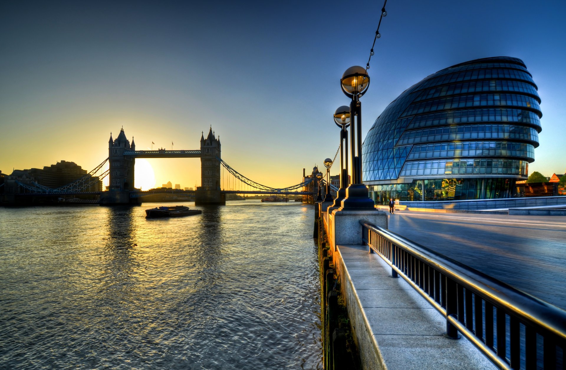 tower bridge ratusz rano anglia londyn wielka brytania rzeka thames wschód słońca rano