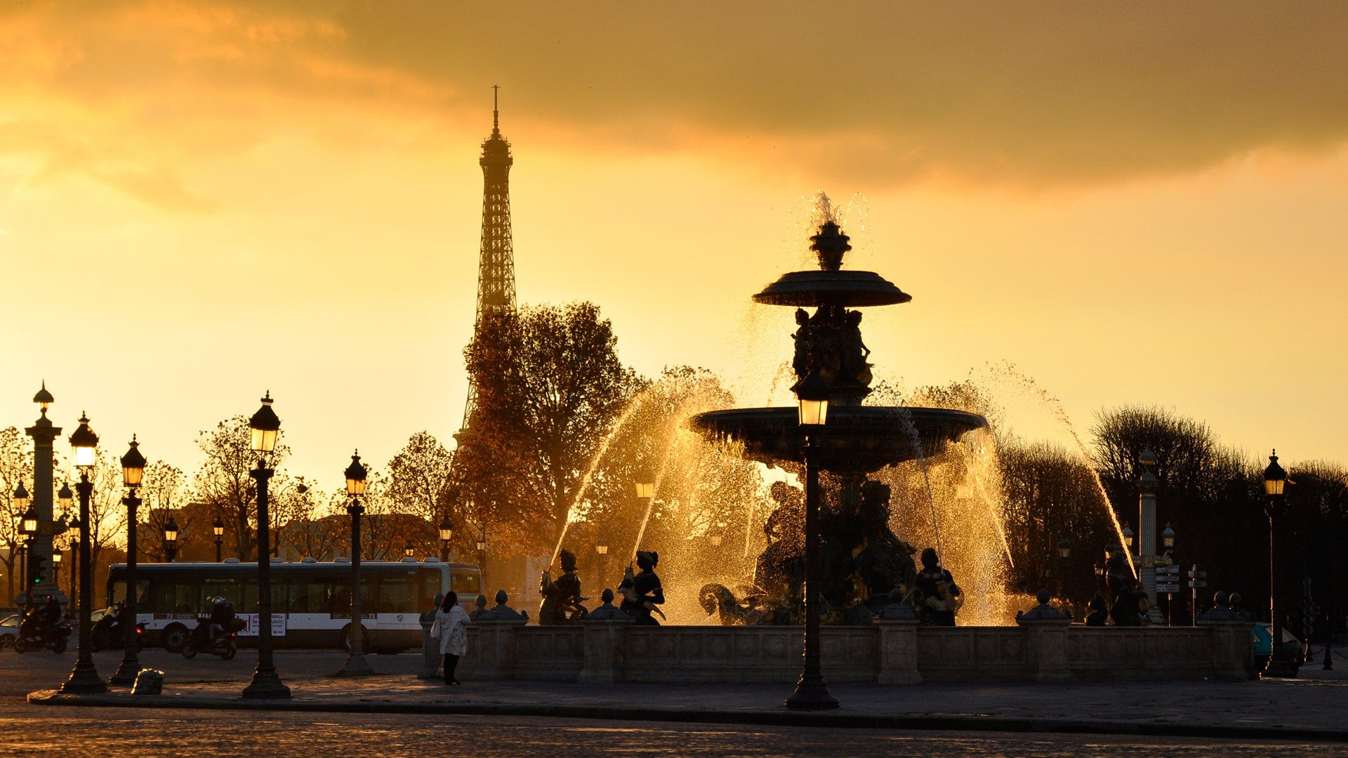 parís francia fuente linternas chorros agua gotas salpicaduras torre eiffel cielo puesta de sol