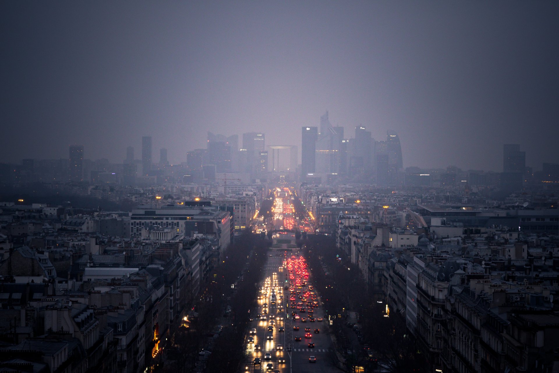 ciudad rascacielos nubes nublado lluvia carretera coches luces parís. vista de la zona de la défense