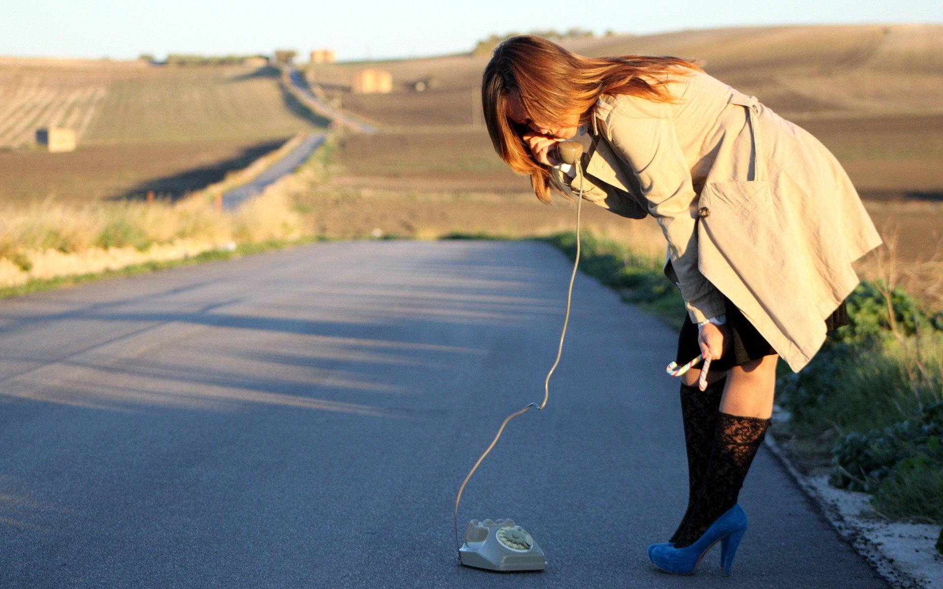 situazione ragazza strada telefono