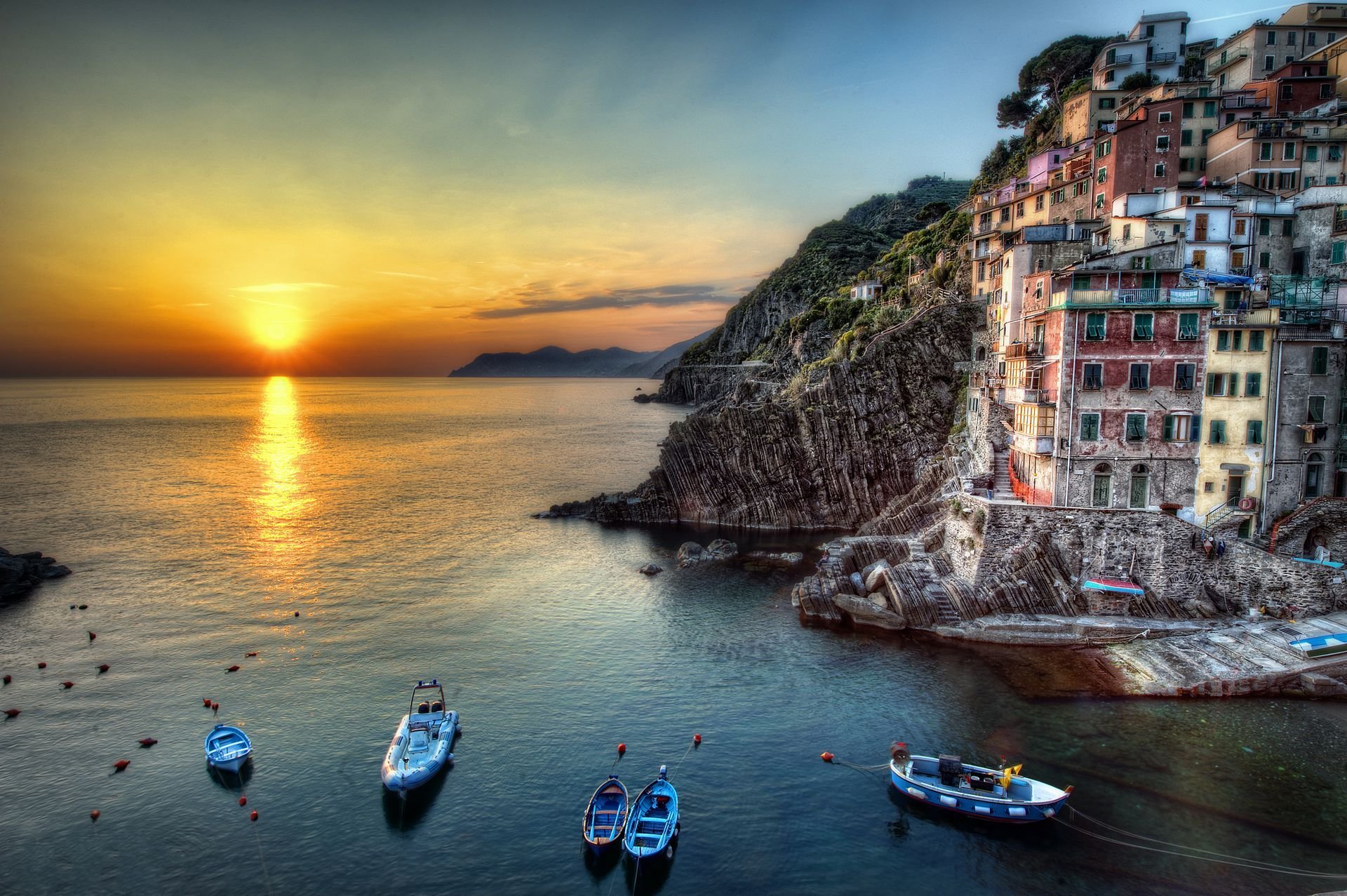 riomaggiore italia mar rocas casas puesta de sol sol barcos