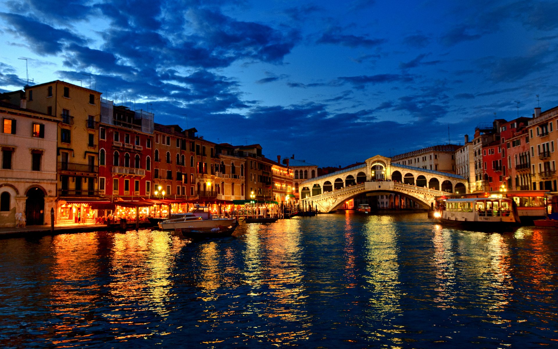 venecia canal góndolas barcos noche luces casas nubes italia