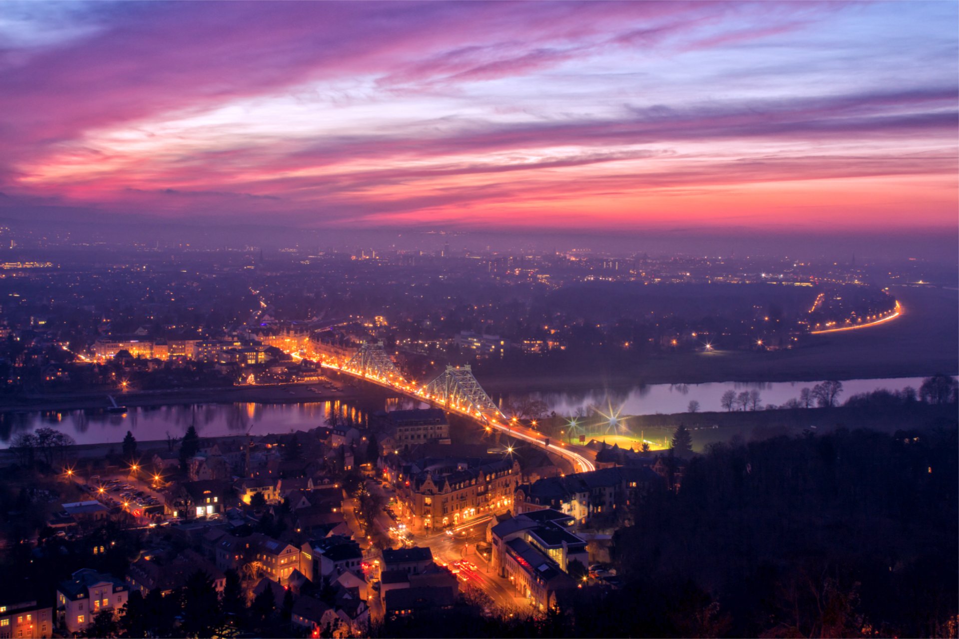 deutschland dresden brücke hintergrundbeleuchtung lichter fluss elbe abend orange sonnenuntergang ansicht höhe panorama