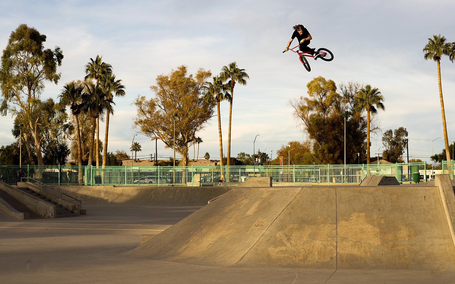 bmx sport парень город в полете спорт трюк скейт парк