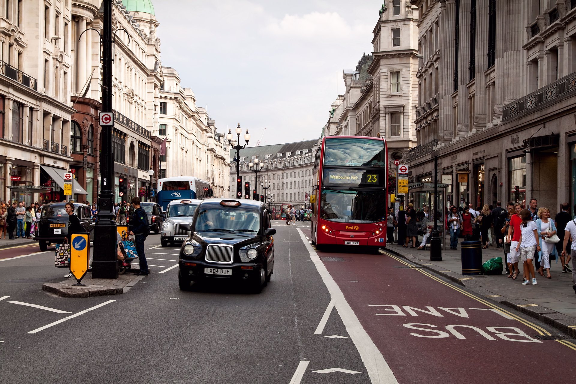 angleterre rue arrêt de bus londres trafic bus arrêt personnes bâtiments architecture