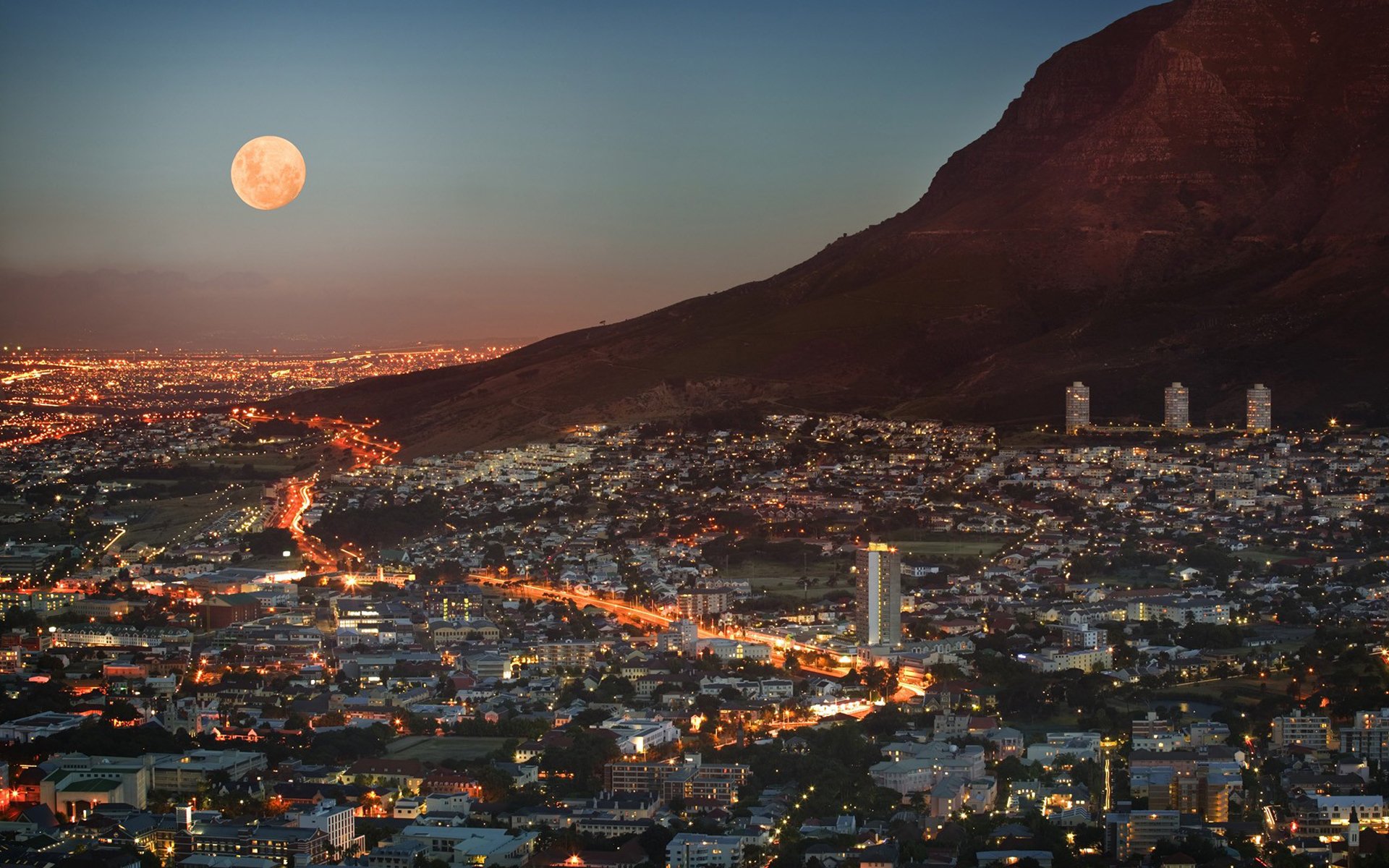 afrique du sud le cap rsa métropole gratte-ciel maisons lumière lumières crépuscule ciel lune montagne panorama vue hauteur