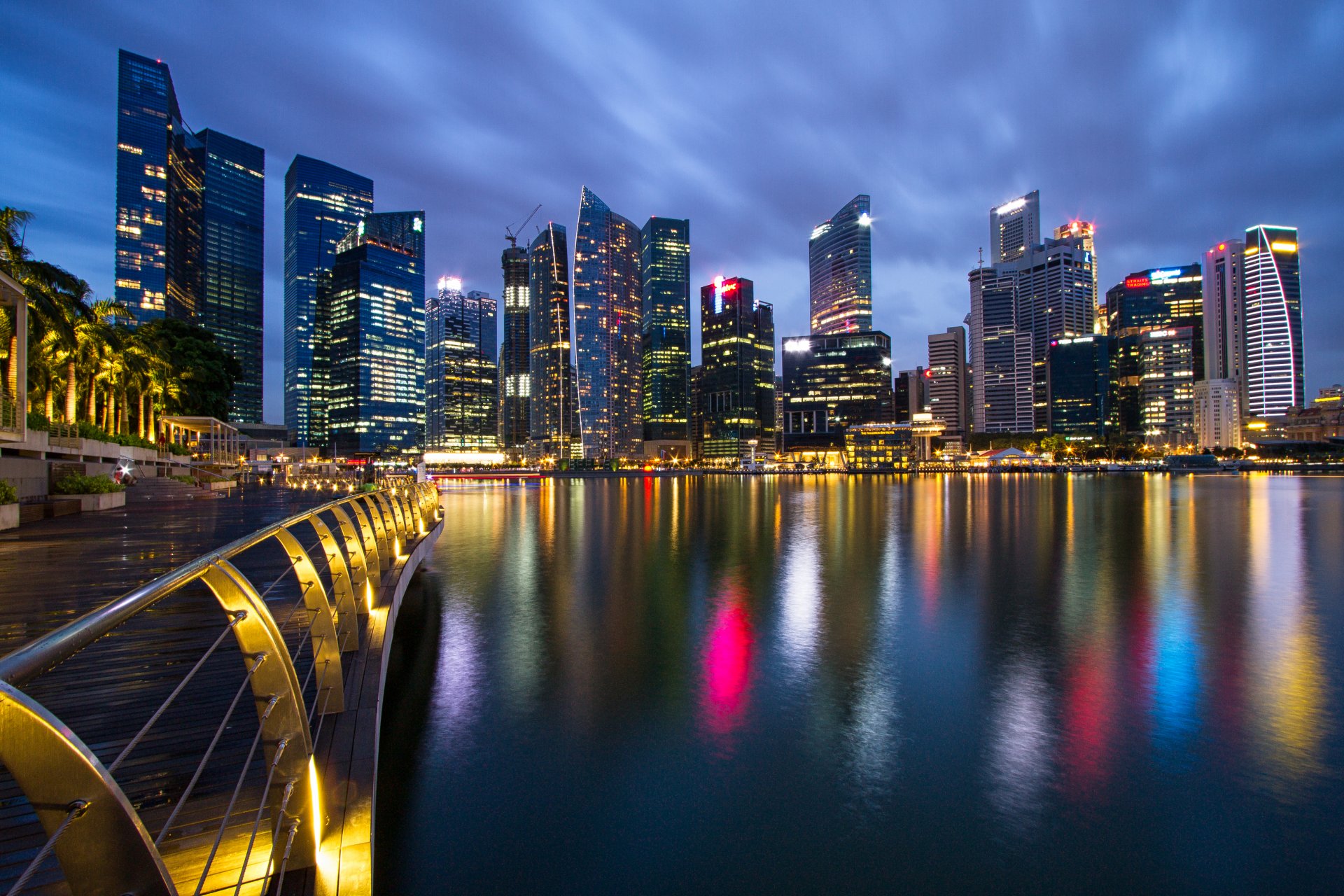 malaysia singapur stadtstaat metropole wolkenkratzer nacht lichter hintergrundbeleuchtung blau himmel brücke promenade meerenge