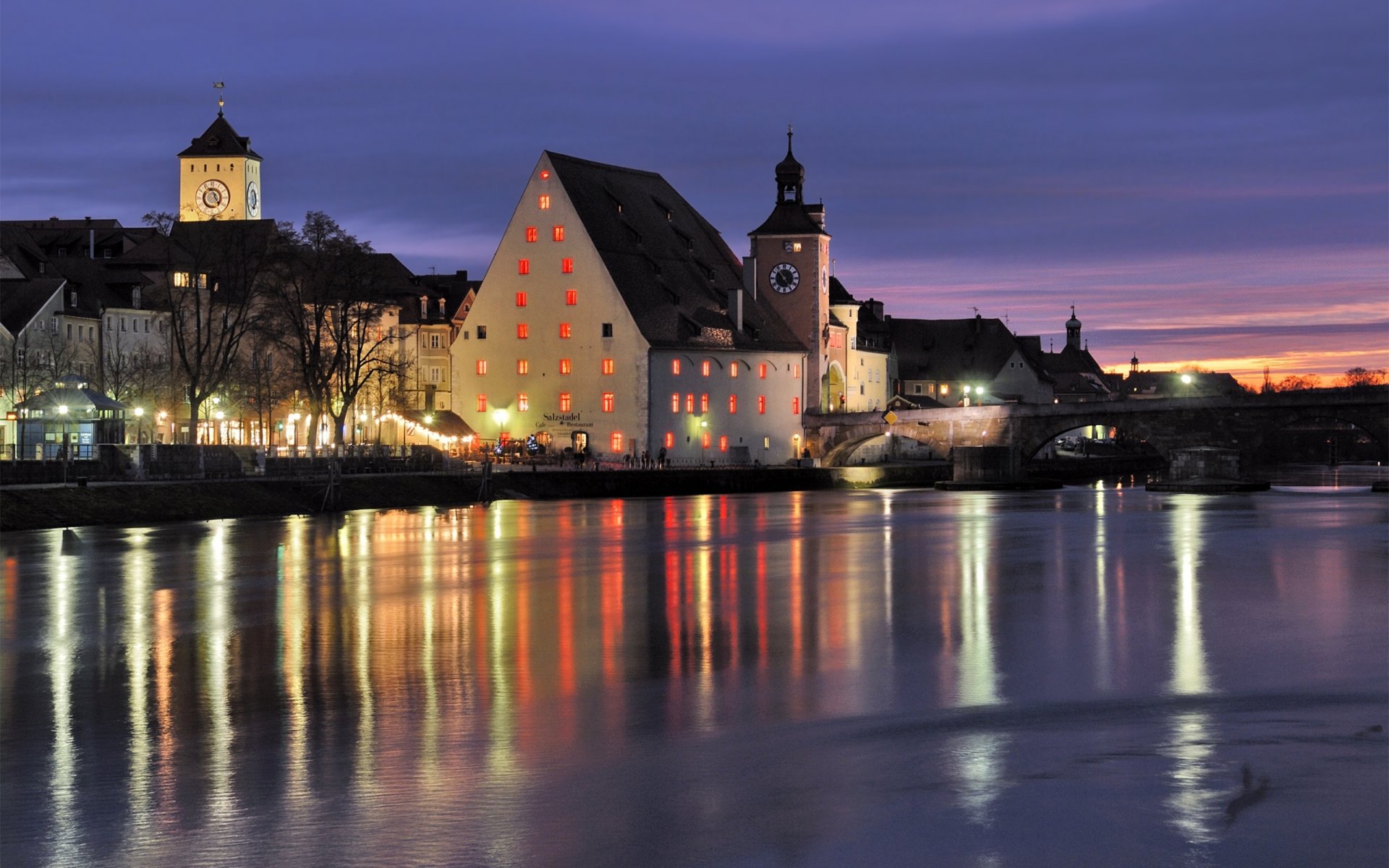 baviera alemania ciudad regernsburg río puente regensburg noche iluminación restaurante salzstadel reloj capillas