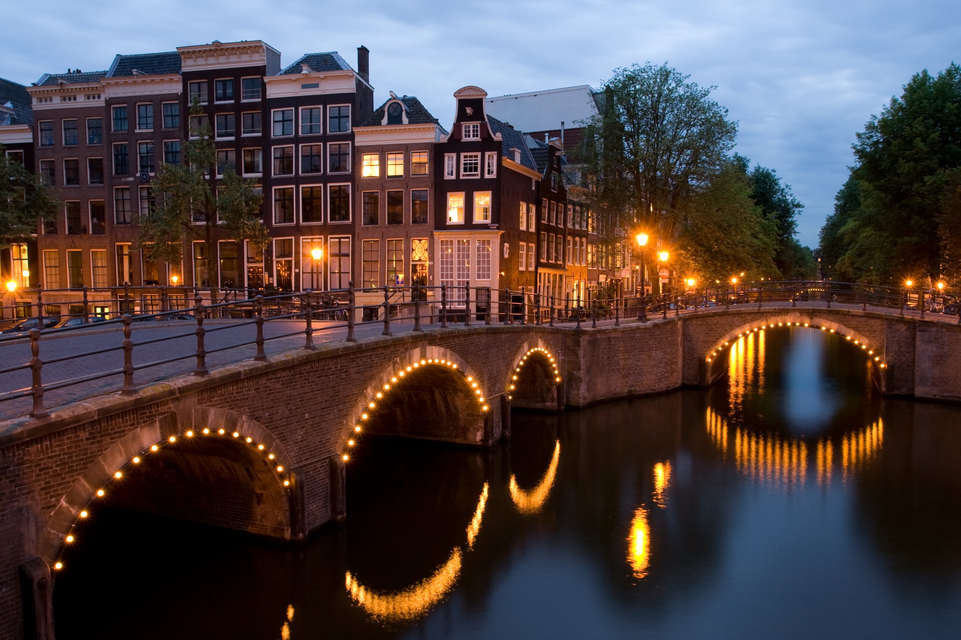 visualizza reguliersgracht angolo keizersgracht amsterdam paesi bassi crepuscolo incrocio di due canali incrocio canale ponte luci