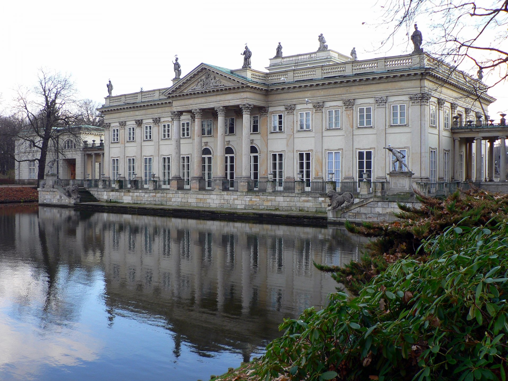 pałac łazienkowski architektura niebo jezioro