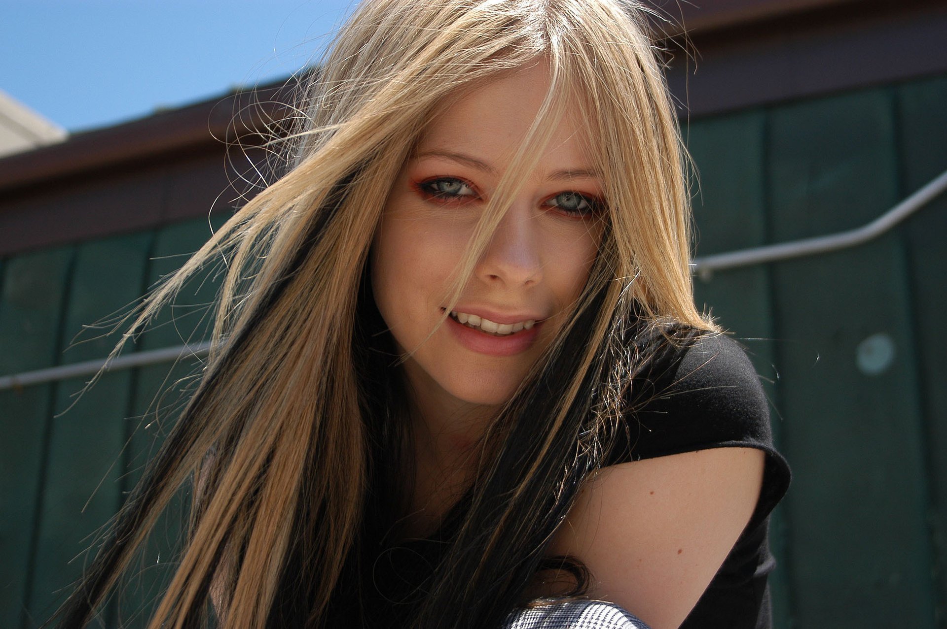 sourire yeux bleus avril lavigne regard avril lavigne