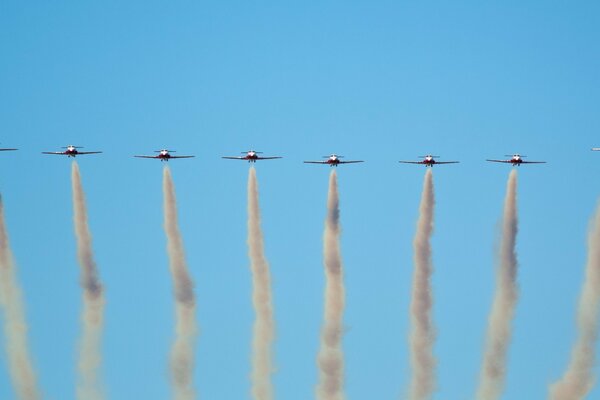 Aviation dans le ciel bleu dessine des rayures