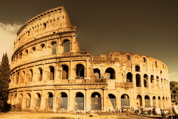 Il Colosseo dell antica Roma ai giorni nostri