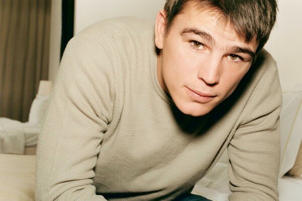 Actor Josh Hartnett in a brown sweater