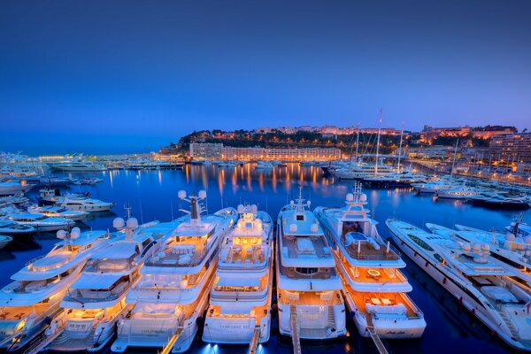 Yates blancos en el puerto de Mónaco