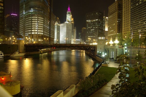 Nachtbrücke in Chicago