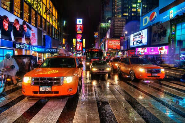 Calle de nueva York con coches por la noche