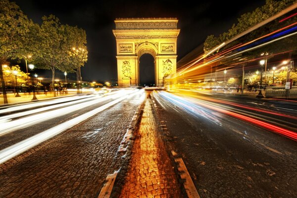 Der nächtliche Triumphbogen in Paris