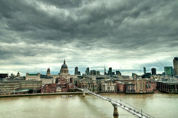 Angleterre. Londres. Pont sur la Tamise