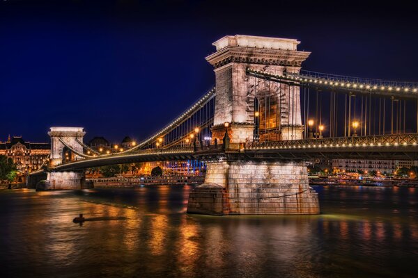 La lumière des lanternes dans la nuit de Budapest sur le pont des chaînes