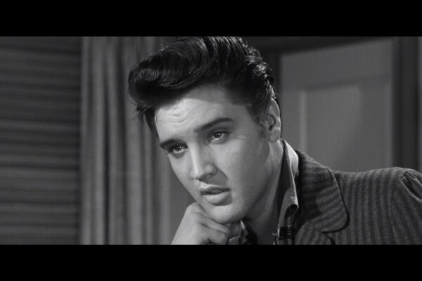 Ein Bild aus einem Film mit Elvis Presley