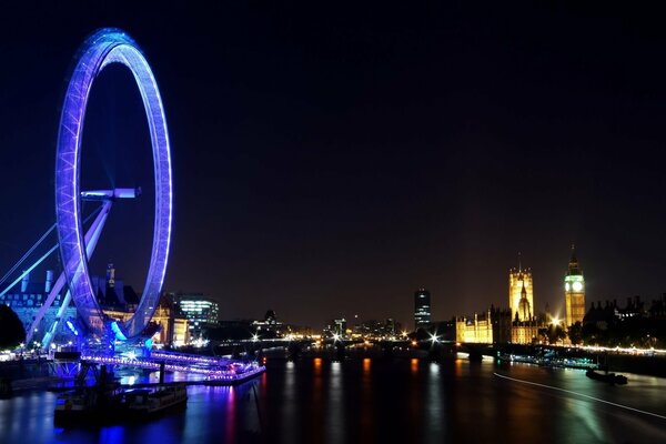 Blick von der Themse auf das Londoner Auge in der Nacht