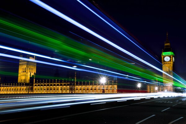 Ein nächtlicher Big Ben in London beleuchtet die Straße