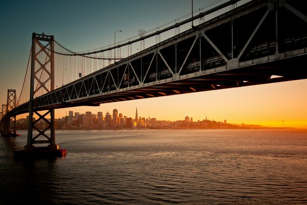 Sonnenuntergang an der Brücke in San Francisco