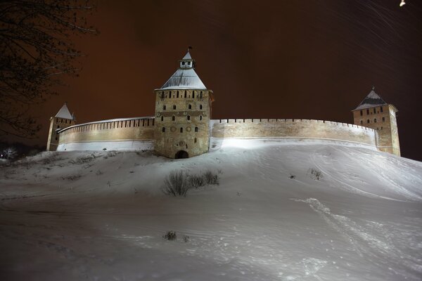 Cremlino in inverno nella gloria notturna