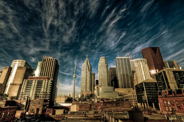 Beau ciel au-dessus du canadien de Toronto