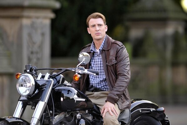 Chris Evans su una moto nera