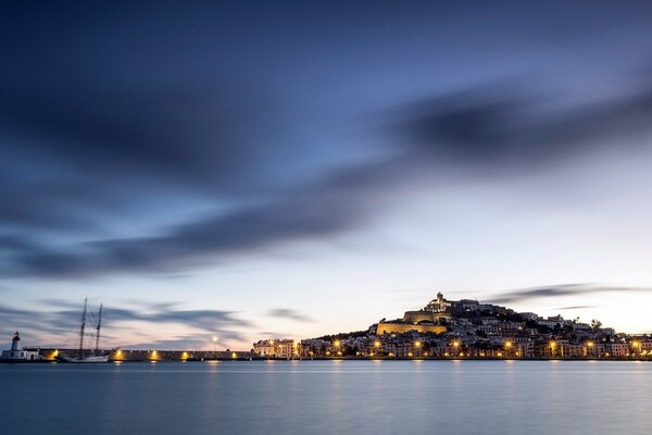 Una noche tranquila junto al mar