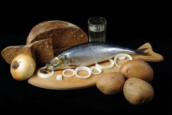 Stillleben Hering mit Zwiebeln, Kartoffeln und Brot