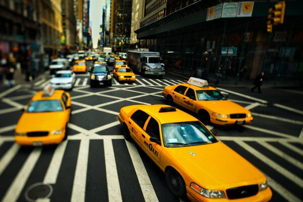 Taxis jaunes dans les rues encombrées de voitures de New York