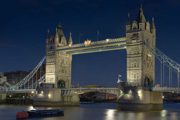 Starożytny Tower Bridge nad drzemiącą Tamizą