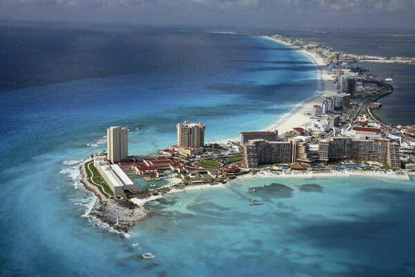 Isla con casas frente al mar