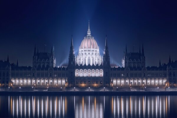 Simetria und das Parlament. Strenges Verhältnis in Lichtern und mit Beleuchtung