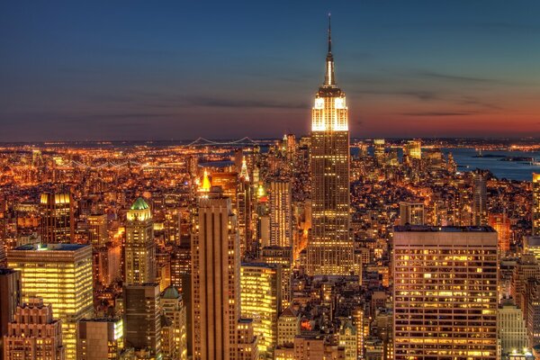 Luces de la noche de nueva York en el fondo de la puesta de sol