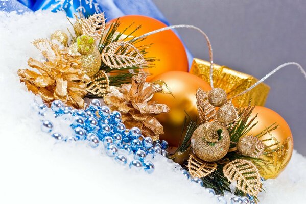 Guirlandes de Noël et boules pour la décoration de la maison