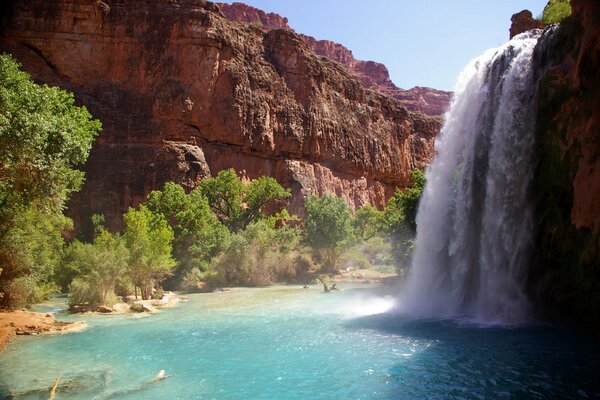 Hermosa cascada. Naturaleza