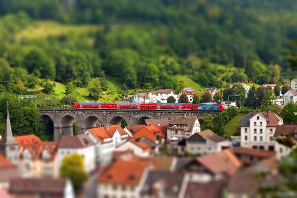 Brücke in einer kleinen Stadt, durch die der Zug fährt