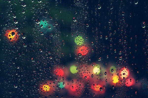 Gotas de lluvia en la ventana de la noche