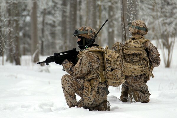 Zwei Soldaten mit Waffen im Schnee