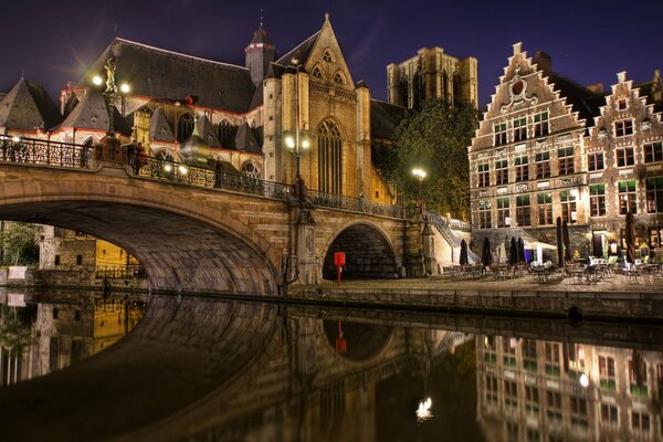 Ponte belga di notte